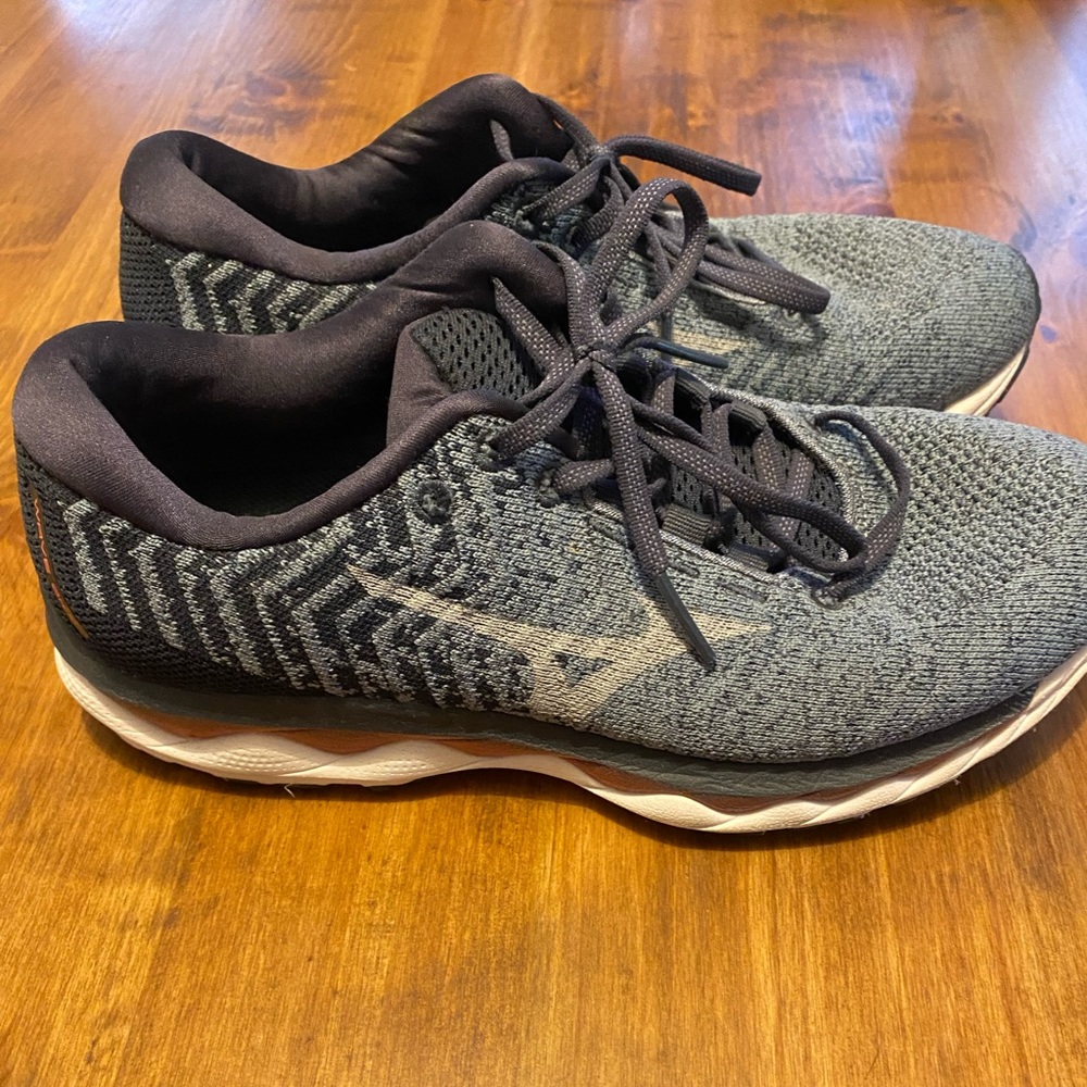 Mizuno Wave Sky- Women’s Size 10